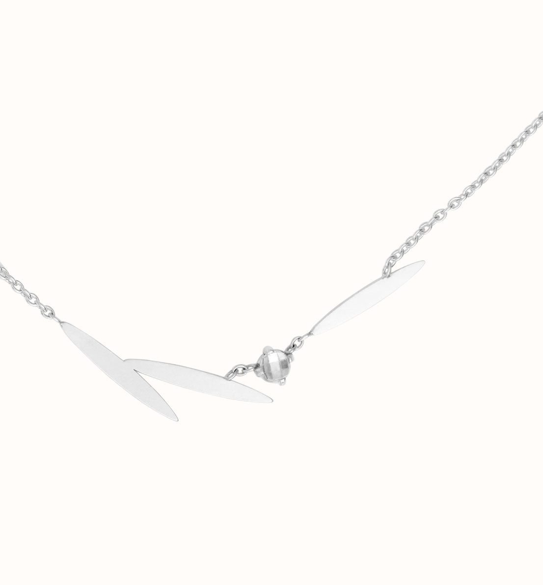 Un bijou unique de créateur. Un collier en argent massif et zircon avec des motifs de feuille sur une chaine, inspiré des graines de graminée. Les bijoux Histoire Botanique sont fabriqués par un artisan français.