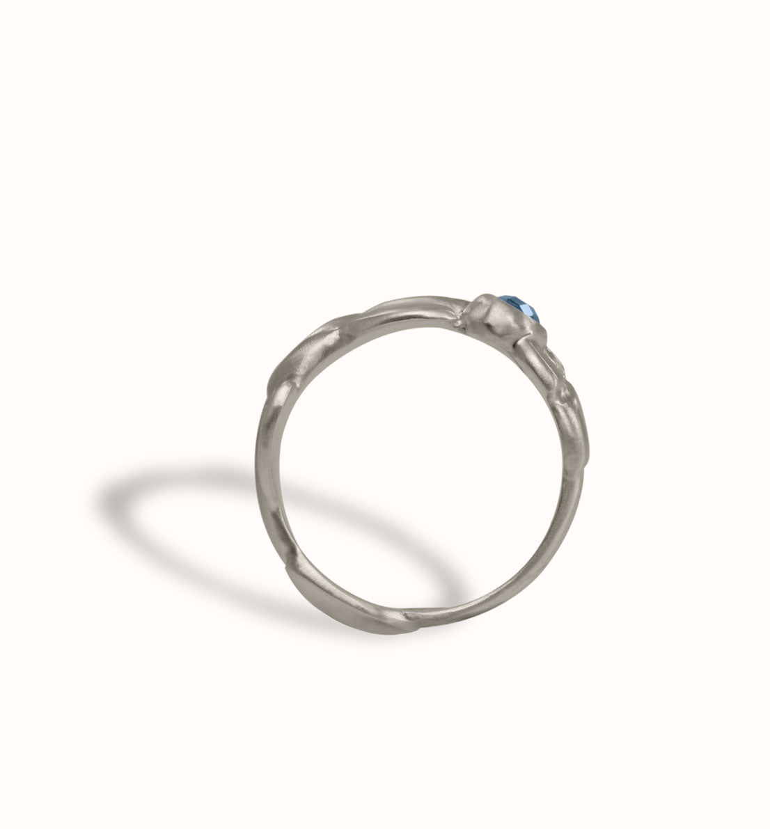 Une bague de créateur en argent massif et pierre bleue, un bijou unique, une frise végétale inspirée des feuilles de globulaire. Les bijoux Histoire Botanique sont fabriqués par un artisan français.