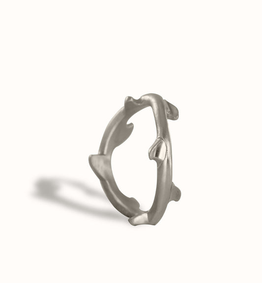 Une bague de créateur en argent massif. Un bijou unique inspiré du végétal, une ronce forme un anneau. Les bijoux Histoire Botanique sont fabriqués par un artisan français.