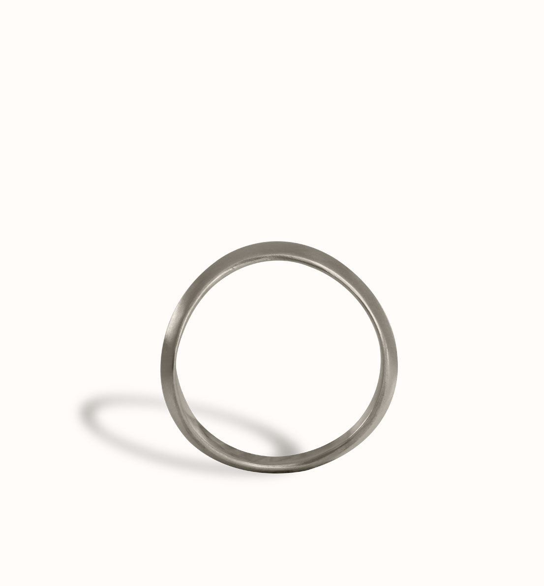 Une bague en argent massif, un bijou unique de créateur, un anneau inspiré du symbole de l’infini. Les bijoux Histoire Botanique sont fabriqués par un artisan français.