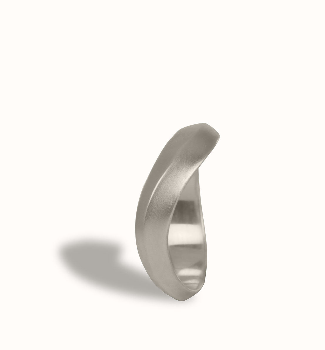 Une bague en argent massif, un bijou unique de créateur, un anneau inspiré du symbole de l’infini. Les bijoux Histoire Botanique sont fabriqués par un artisan français.