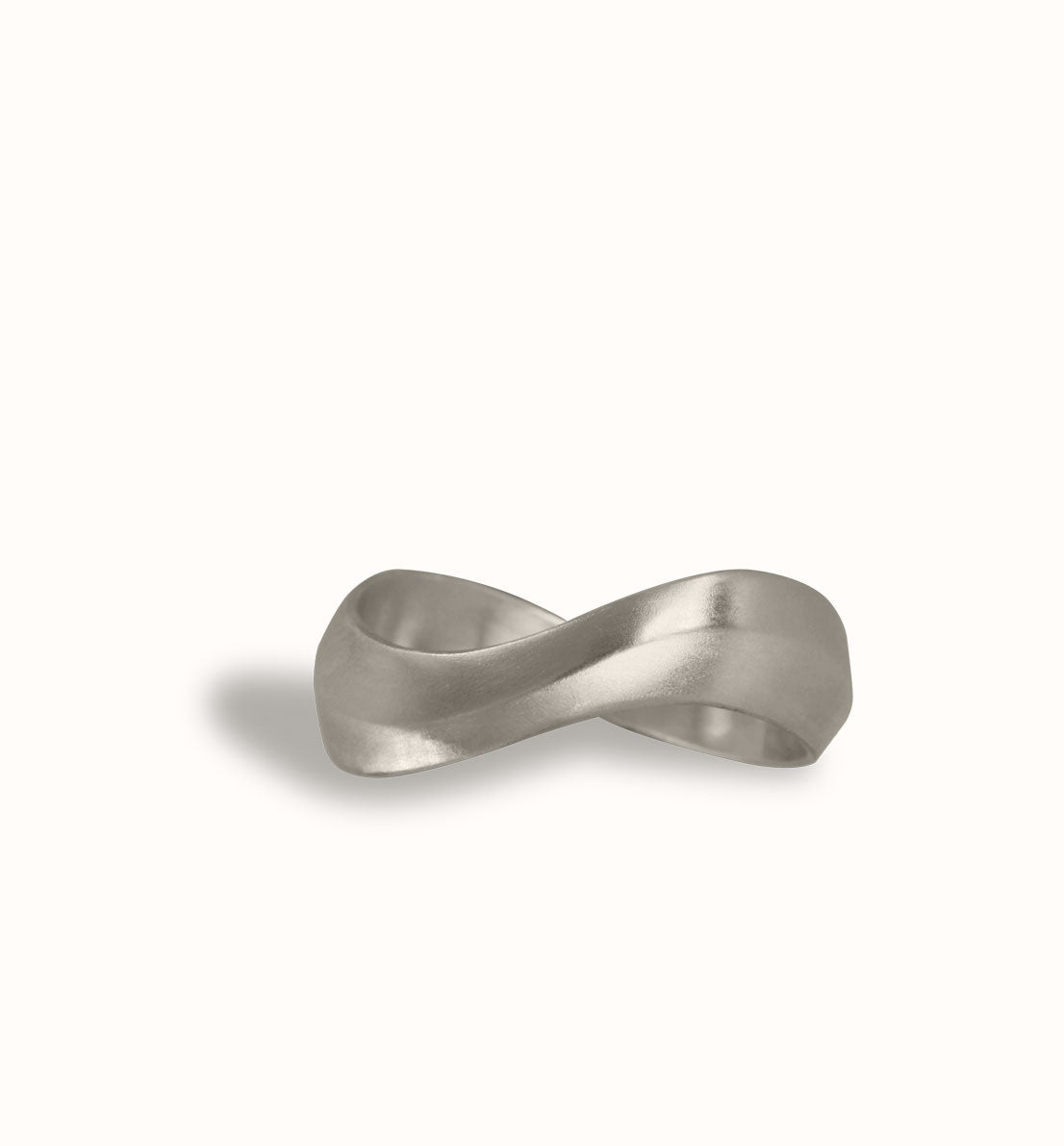 Une bague en argent massif, un bijou unique de créateur, un anneau inspiré du symbole de l’infini. Les bijoux Histoire Botanique sont fabriqués par un artisan français.