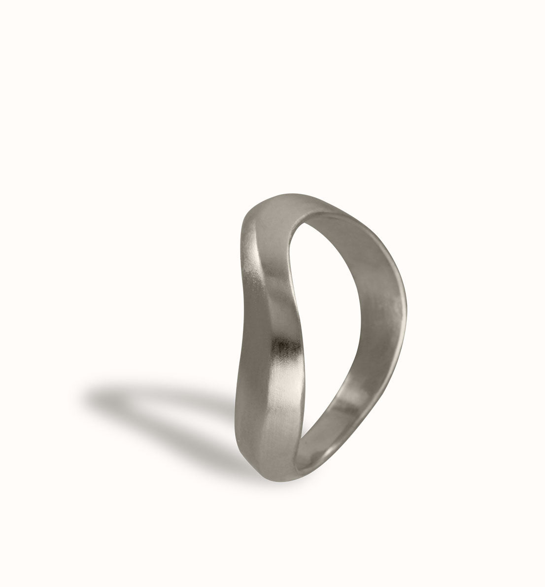 Une bague en argent massif, un bijou unique de créateur, un anneau inspiré du symbole de l’infini. Les bijoux Histoire Botanique sont fabriqués par un artisan français.