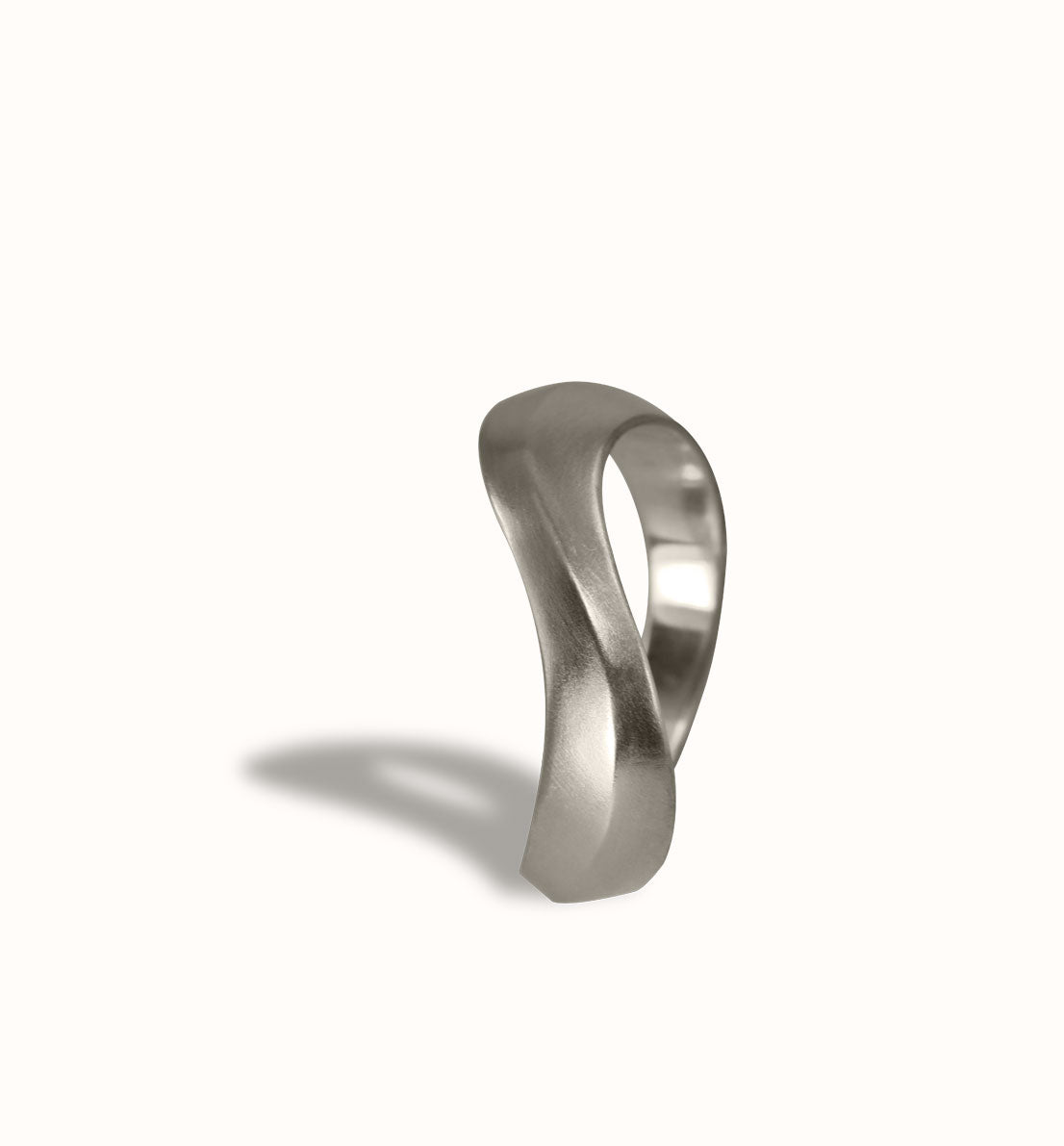 Une bague en argent massif, un bijou unique de créateur, un anneau inspiré du symbole de l’infini. Les bijoux Histoire Botanique sont fabriqués par un artisan français.