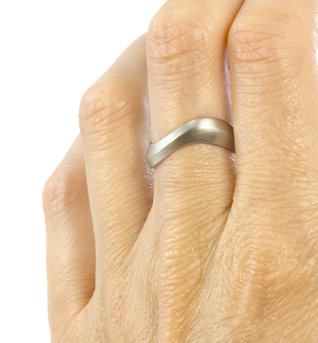 Une bague en argent massif, un bijou unique de créateur, un anneau inspiré du symbole de l’infini. Les bijoux Histoire Botanique sont fabriqués par un artisan français.