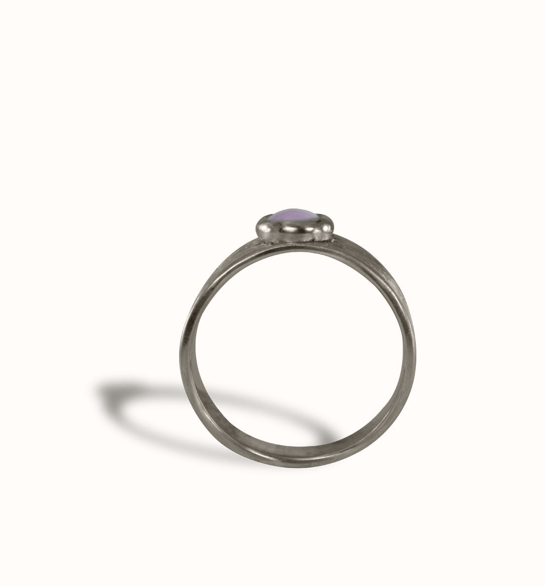 Une bague de créateur en argent massif sertie d’une pierre bleue, rose ou violette. Un bijou unique et végétal inspiré de la courbe d’une herbe, de ses nervures. Les bijoux Histoire Botanique sont fabriqués par un artisan français.