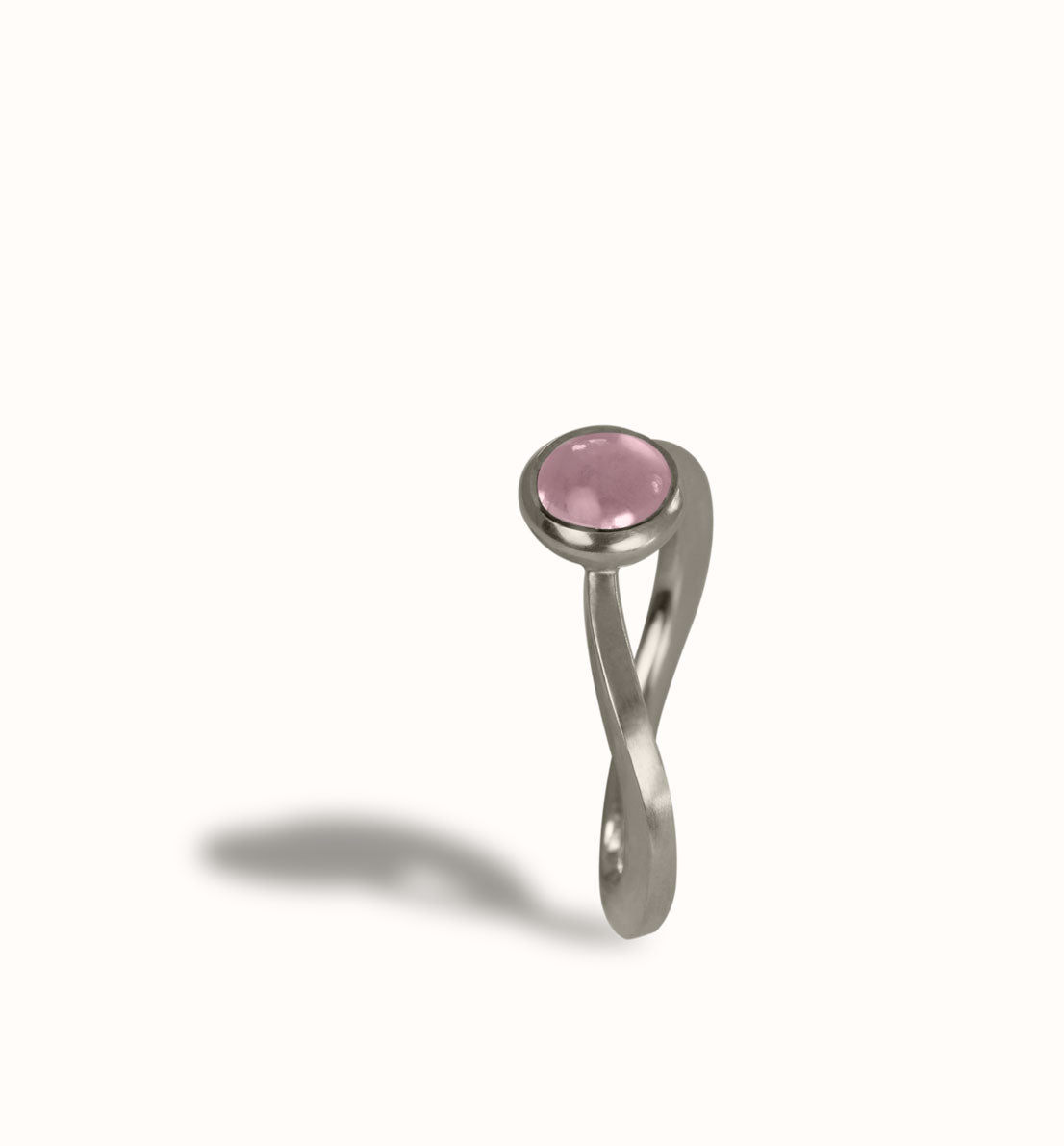 Une bague de créateur en argent massif et pierre bleu, rose ou violette. Un bijou unique inspiré d’une goutte d’eau sur une herbe. Les bijoux Histoire Botanique sont fabriqués par un artisan français.