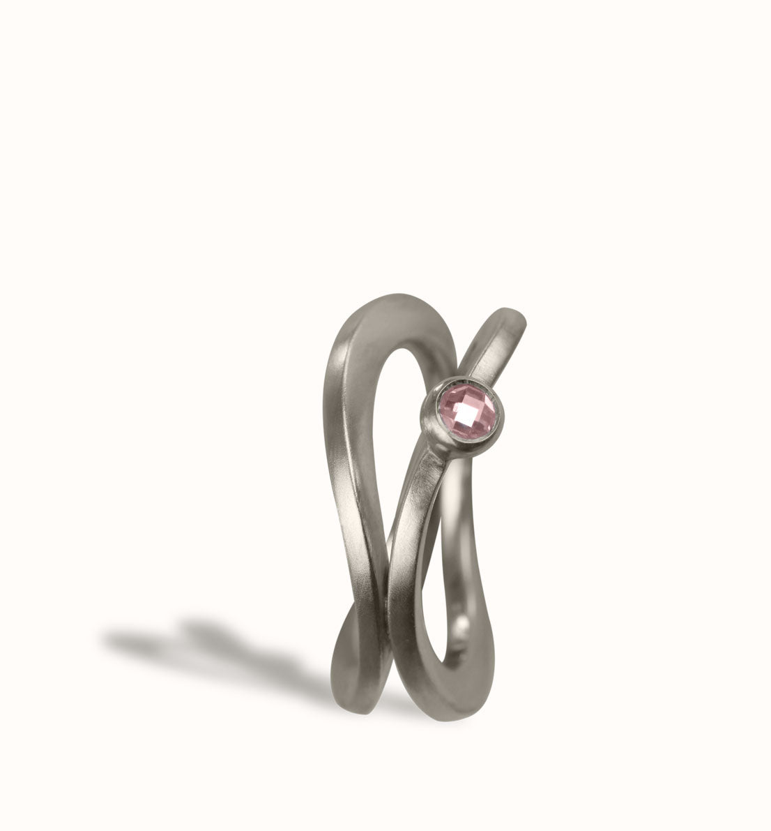 Une bague de créateur en argent massif et zircon : pierre bleue, rose, violette, verte ou blanche. Un bijou unique et minimaliste. Les bijoux Histoire Botanique sont fabriqués par un artisan français.