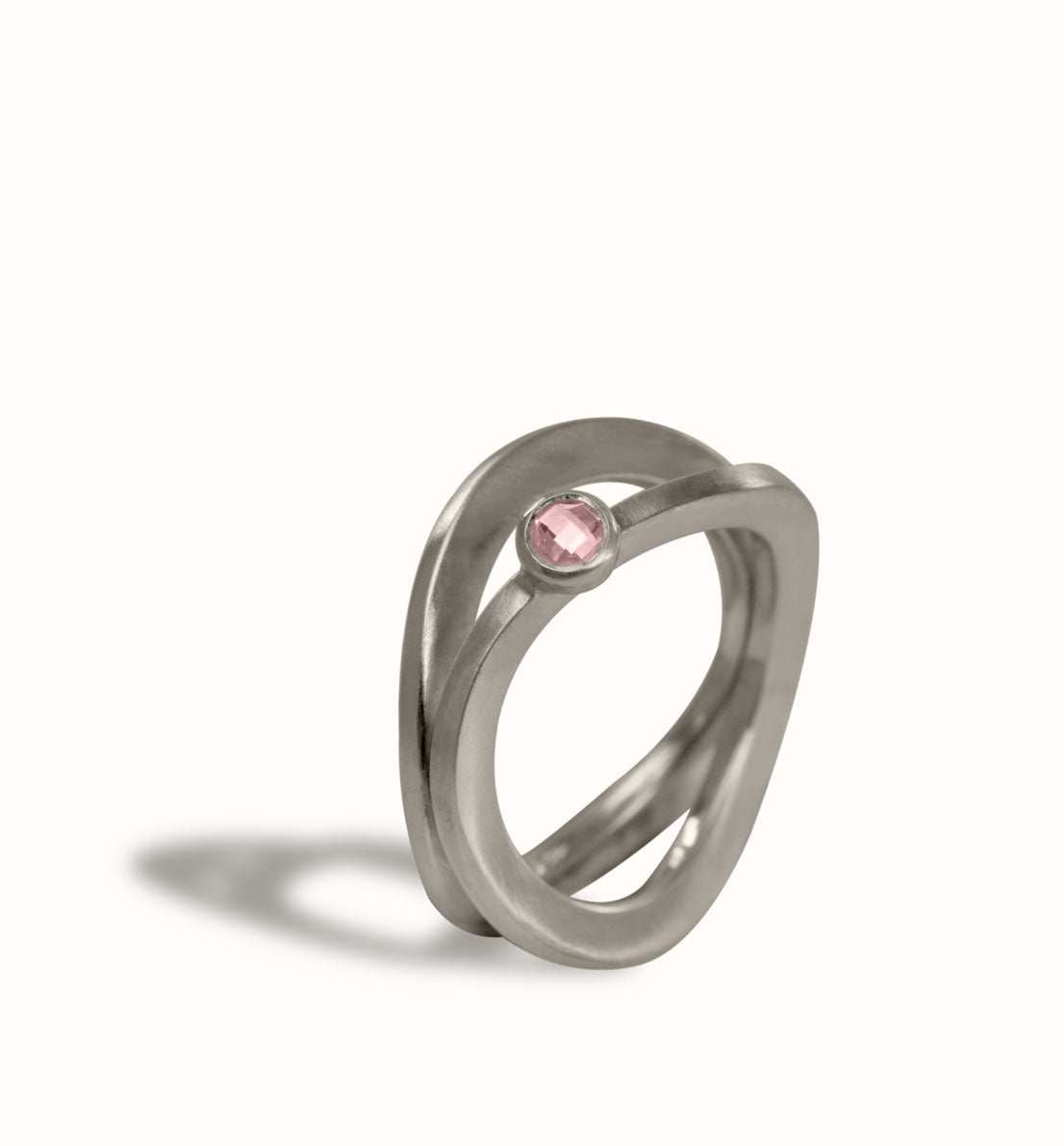 Une bague de créateur en argent massif et zircon : pierre bleue, rose, violette, verte ou blanche. Un bijou unique et minimaliste. Les bijoux Histoire Botanique sont fabriqués par un artisan français.