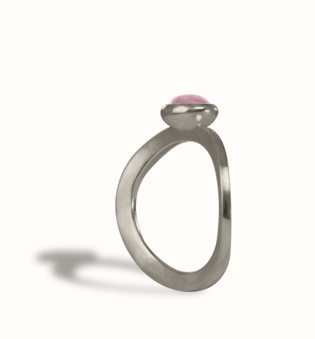 Une bague de créateur en argent massif et pierre bleu, rose ou violette. Un bijou unique inspiré d’une goutte d’eau sur une herbe. Les bijoux Histoire Botanique sont fabriqués par un artisan français.