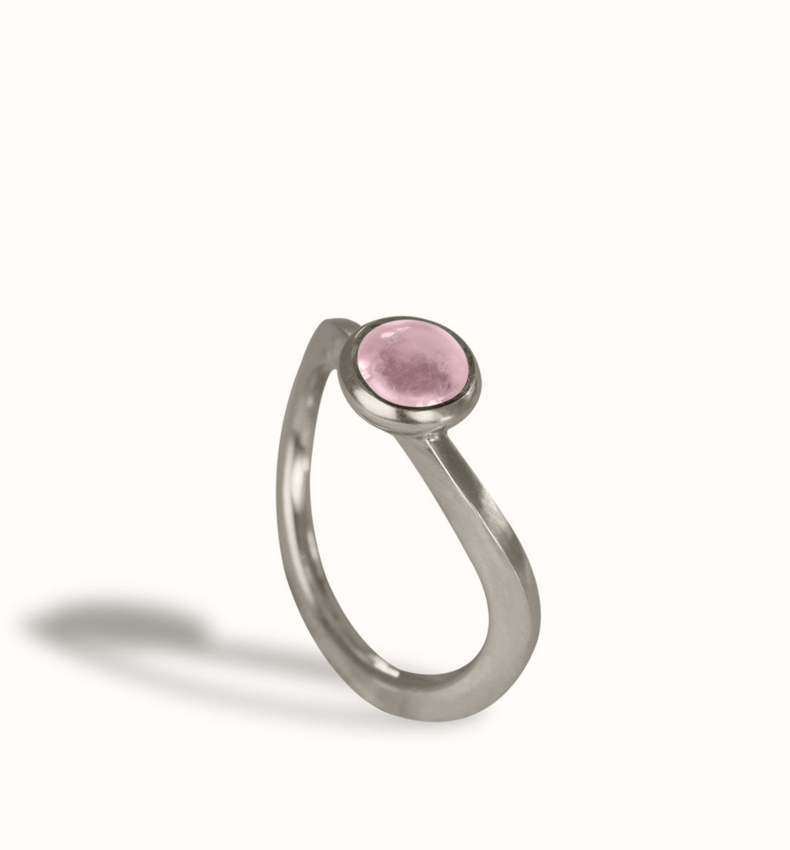 Une bague de créateur en argent massif et pierre bleu, rose ou violette. Un bijou unique inspiré d’une goutte d’eau sur une herbe. Les bijoux Histoire Botanique sont fabriqués par un artisan français.