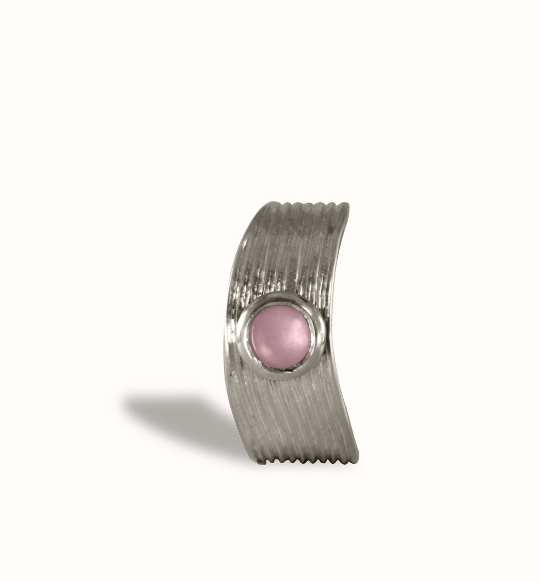 Une bague de créateur en argent massif sertie d’une pierre bleue, rose ou violette. Un bijou unique et végétal inspiré de la courbe d’une herbe, de ses nervures. Les bijoux Histoire Botanique sont fabriqués par un artisan français.