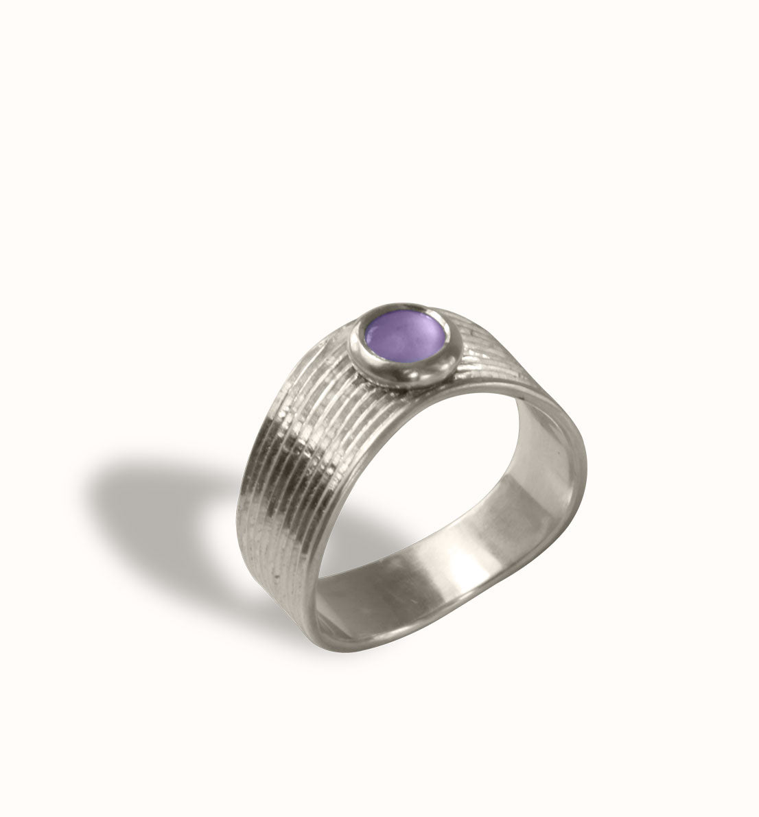 Une bague de créateur en argent massif sertie d’une pierre bleue, rose ou violette. Un bijou unique et végétal inspiré de la courbe d’une herbe, de ses nervures. Les bijoux Histoire Botanique sont fabriqués par un artisan français.