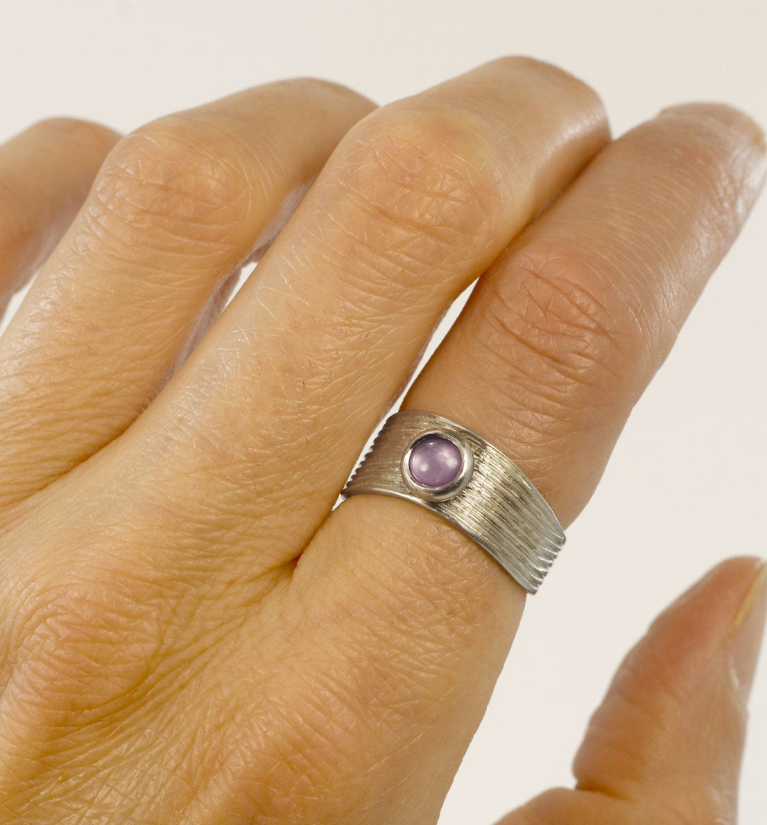 Une bague de créateur en argent massif sertie d’une pierre bleue, rose ou violette. Un bijou unique et végétal inspiré de la courbe d’une herbe, de ses nervures. Les bijoux Histoire Botanique sont fabriqués par un artisan français.