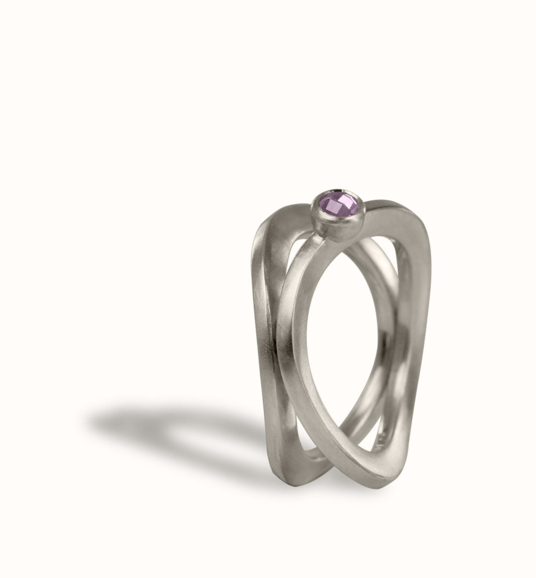 Une bague de créateur en argent massif et zircon : pierre bleue, rose, violette, verte ou blanche. Un bijou unique et minimaliste. Les bijoux Histoire Botanique sont fabriqués par un artisan français.