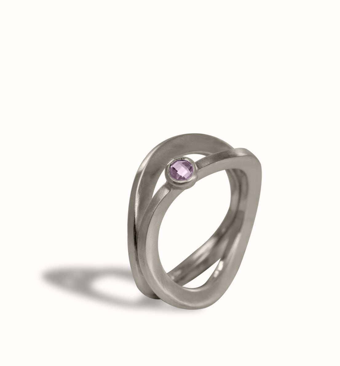 Une bague de créateur en argent massif et zircon : pierre bleue, rose, violette, verte ou blanche. Un bijou unique et minimaliste. Les bijoux Histoire Botanique sont fabriqués par un artisan français.