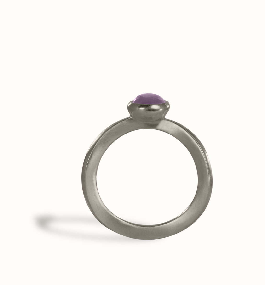 Une bague de créateur en argent massif et pierre bleu, rose ou violette. Un bijou unique inspiré d’une goutte d’eau sur une herbe. Les bijoux Histoire Botanique sont fabriqués par un artisan français.