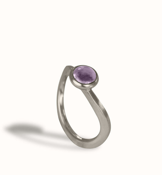 Une bague de créateur en argent massif et pierre bleu, rose ou violette. Un bijou unique inspiré d’une goutte d’eau sur une herbe. Les bijoux Histoire Botanique sont fabriqués par un artisan français.