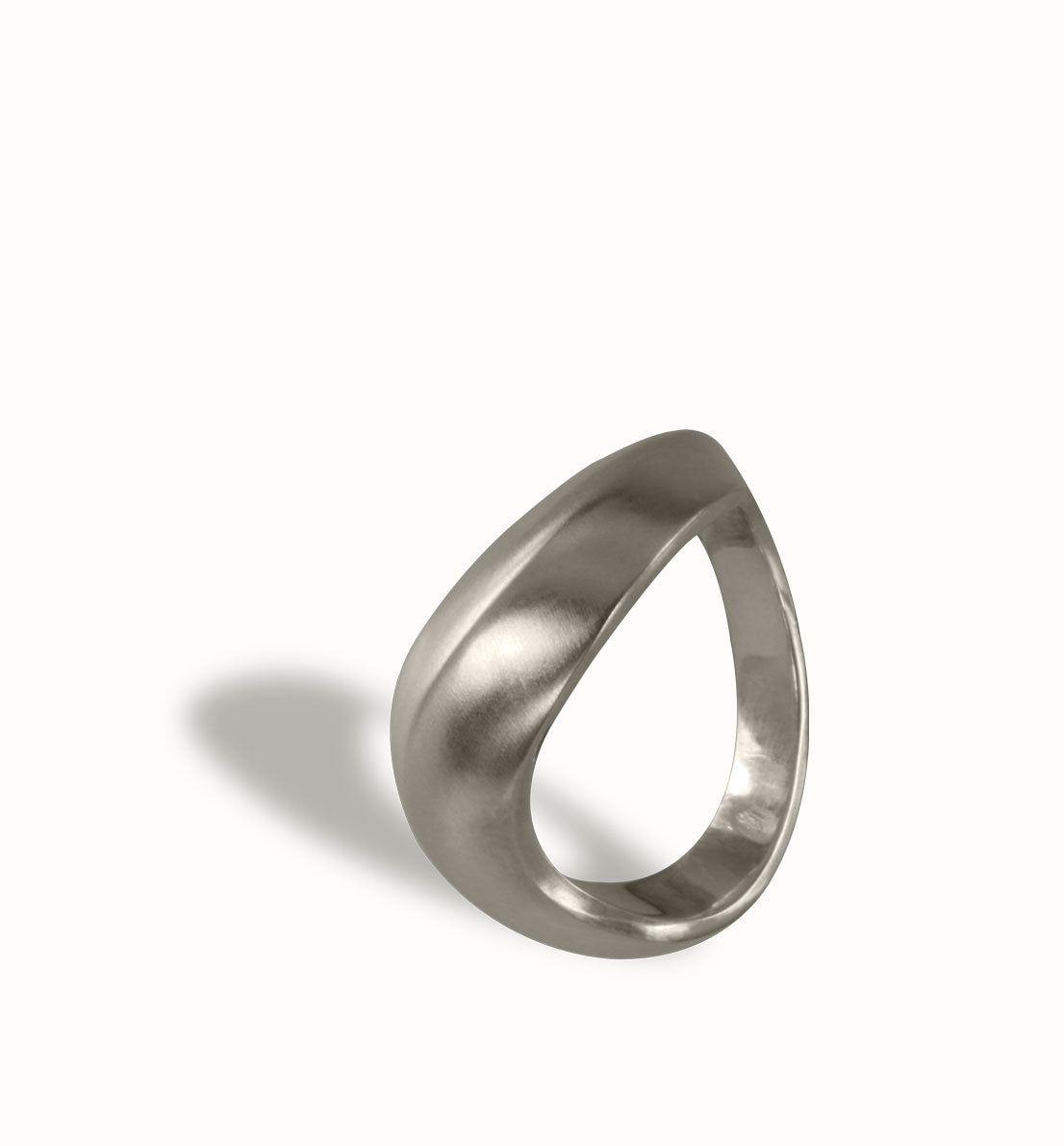 Une bague en argent massif, un bijou unique de créateur inspirée du symbole de l’infini. Les bijoux Histoire Botanique sont fabriqués par un artisan français.