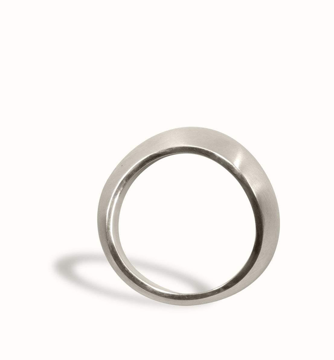 Une bague en argent massif, un bijou unique de créateur inspirée du symbole de l’infini. Les bijoux Histoire Botanique sont fabriqués par un artisan français.