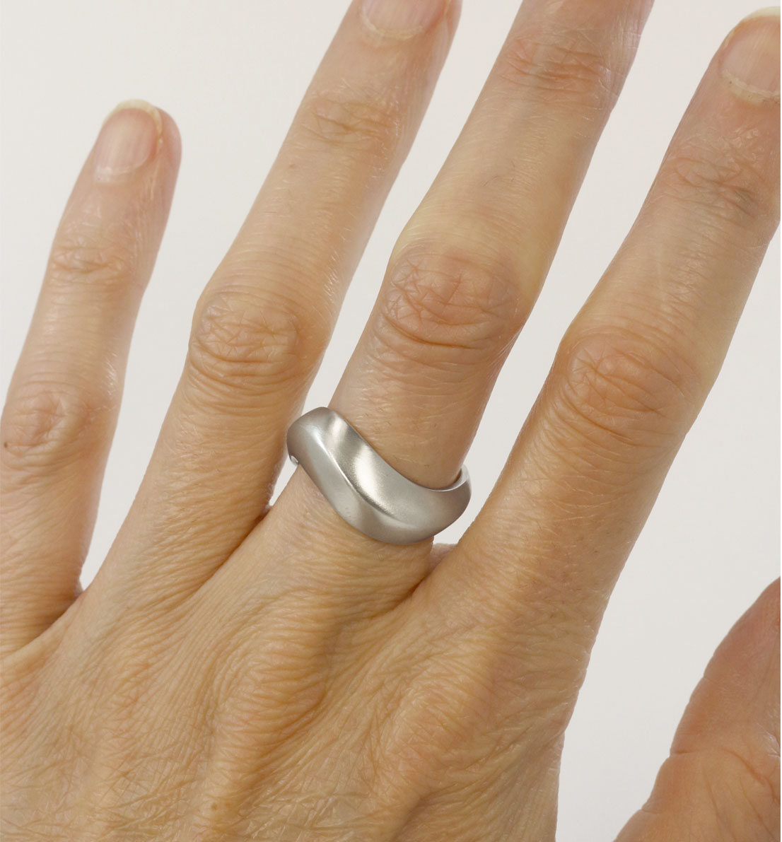 Une bague en argent massif, un bijou unique de créateur inspirée du symbole de l’infini. Les bijoux Histoire Botanique sont fabriqués par un artisan français.