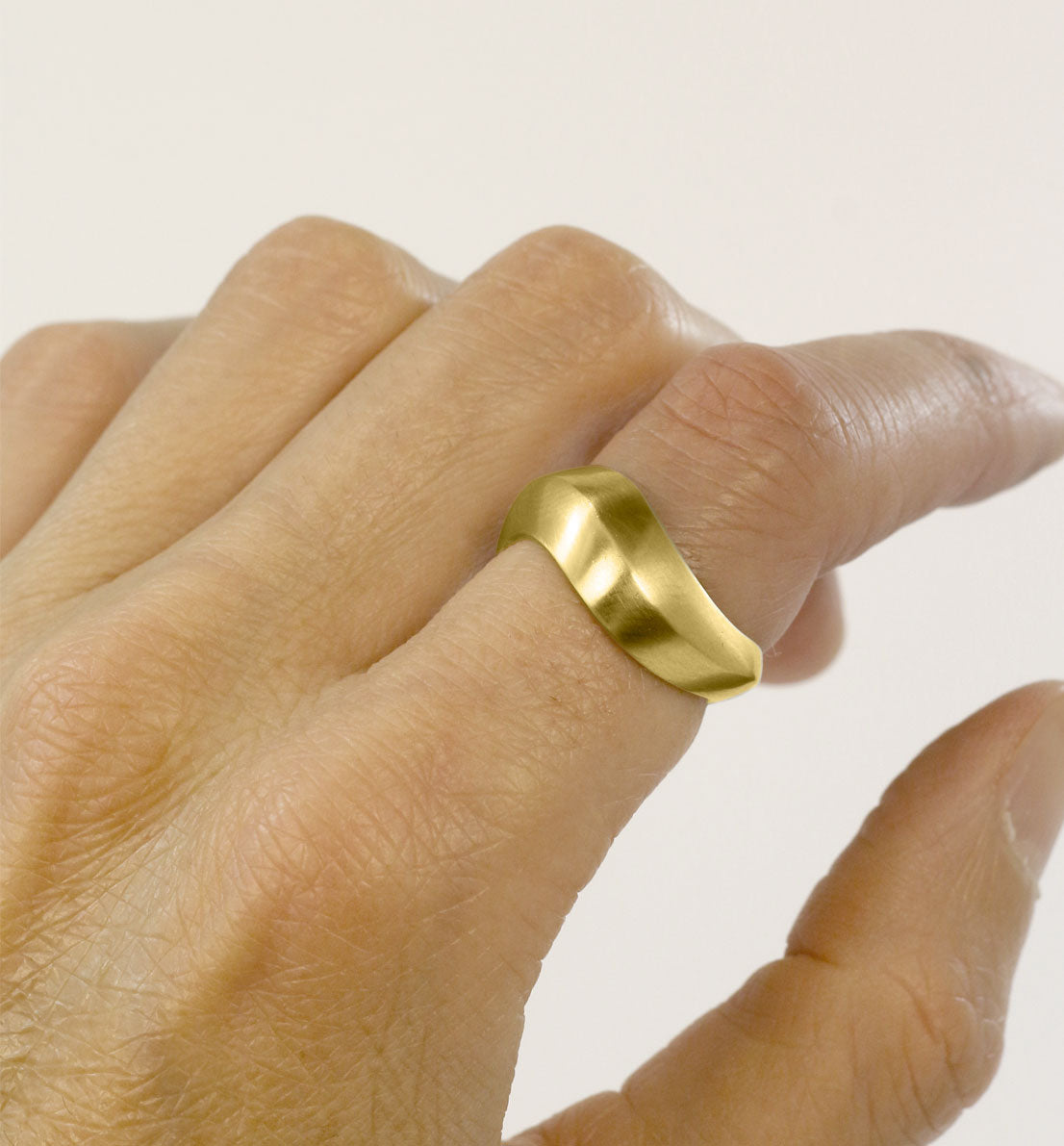 Une bague en bronze, un bijou unique de créateur inspirée du symbole de l’infini. Les bijoux Histoire Botanique sont fabriqués par un artisan français.