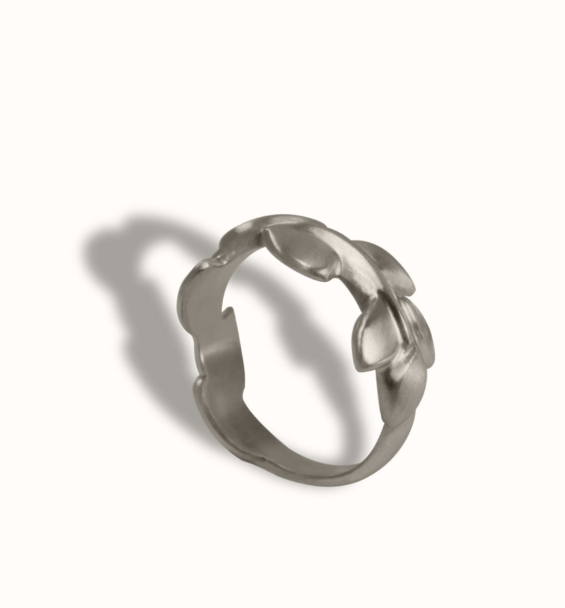 Une bague de créateur en argent massif, un bijou unique, une frise végétale inspirée des feuilles de globulaire. Les bijoux Histoire Botanique sont fabriqués par un artisan français.