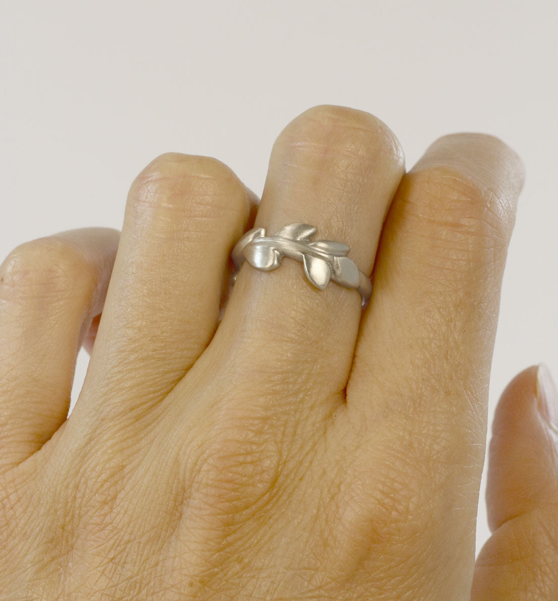 Une bague de créateur en argent massif, un bijou unique, une frise végétale inspirée des feuilles de globulaire. Les bijoux Histoire Botanique sont fabriqués par un artisan français.