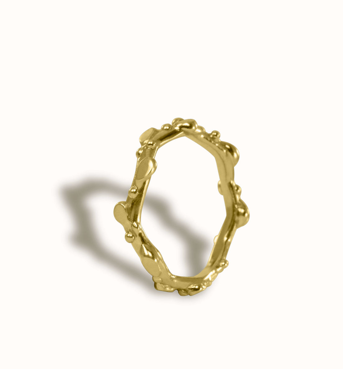 Une bague fine en bronze. Un anneau et des feuilles comme une tige végétale. Une pièce unique, les bijoux Histoire Botanique sont fabriqués par un artisan créateur français.