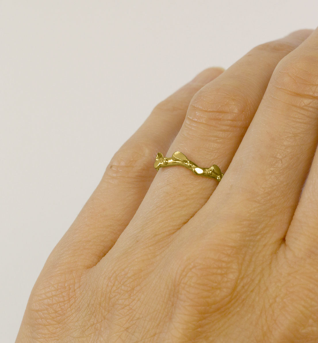 Une bague fine en bronze. Un anneau et des feuilles comme une tige végétale. Une pièce unique, les bijoux Histoire Botanique sont fabriqués par un artisan créateur français.