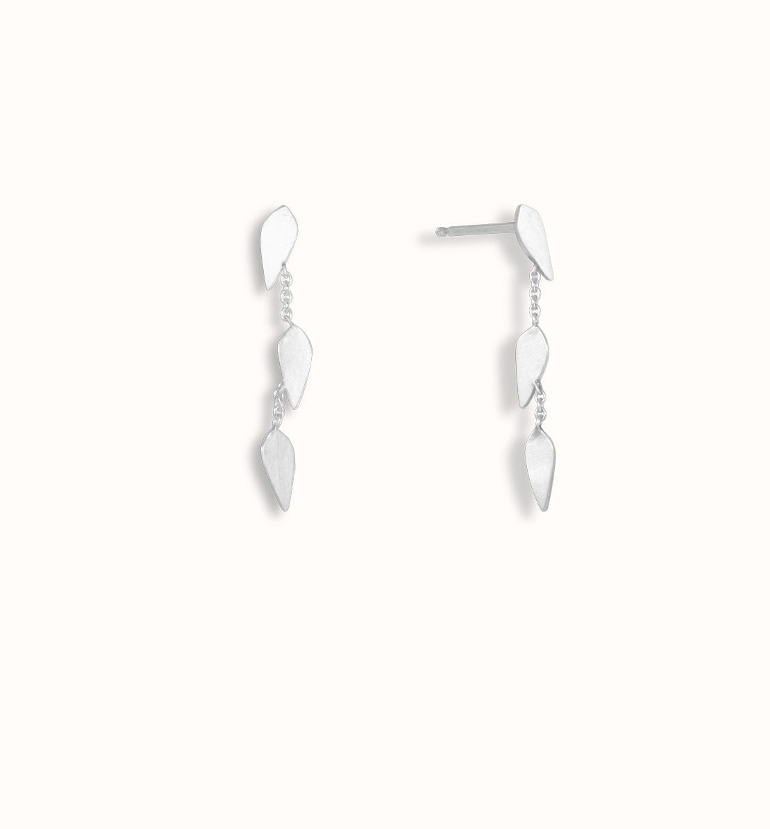 Un bijou unique de créateur. Des boucles d’oreilles pendantes en argent massif, petites feuilles inspirées des graines de graminée. Les bijoux Histoire Botanique sont fabriqués par un artisan français.