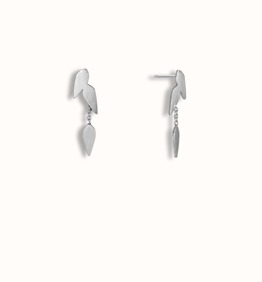 Un bijou unique de créateur. Des boucles d’oreilles pendantes en argent massif, petites feuilles inspirées des graines de graminée. Les bijoux Histoire Botanique sont fabriqués par un artisan français.