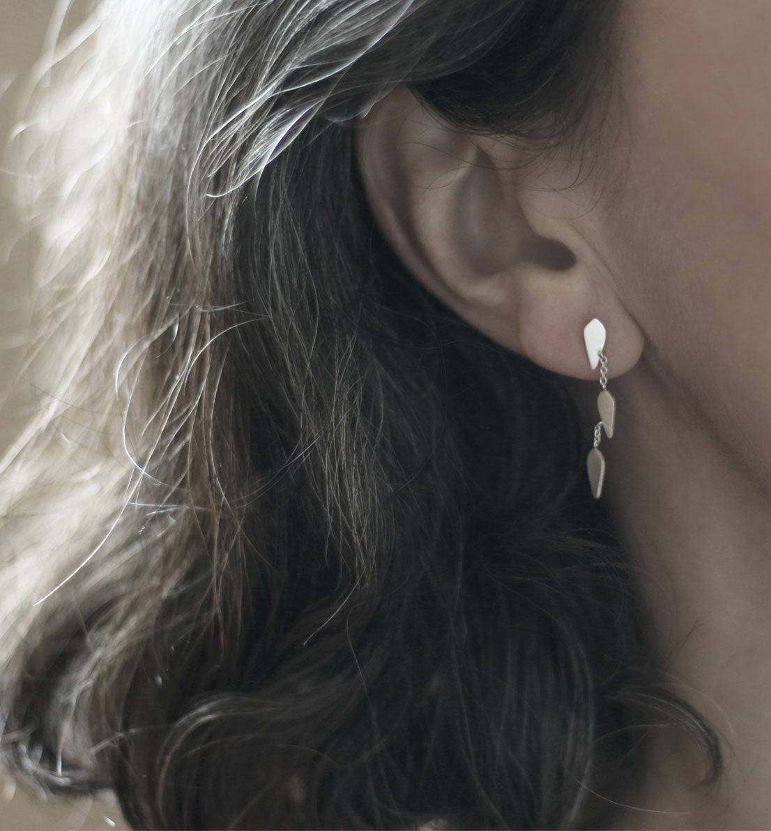 Un bijou unique de créateur. Des boucles d’oreilles pendantes en argent massif, petites feuilles inspirées des graines de graminée. Les bijoux Histoire Botanique sont fabriqués par un artisan français.