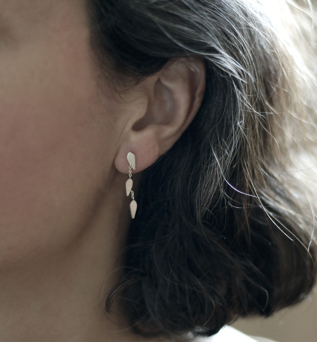 Un bijou unique de créateur. Des boucles d’oreilles pendantes en argent massif, petites feuilles inspirées des graines de graminée. Les bijoux Histoire Botanique sont fabriqués par un artisan français.