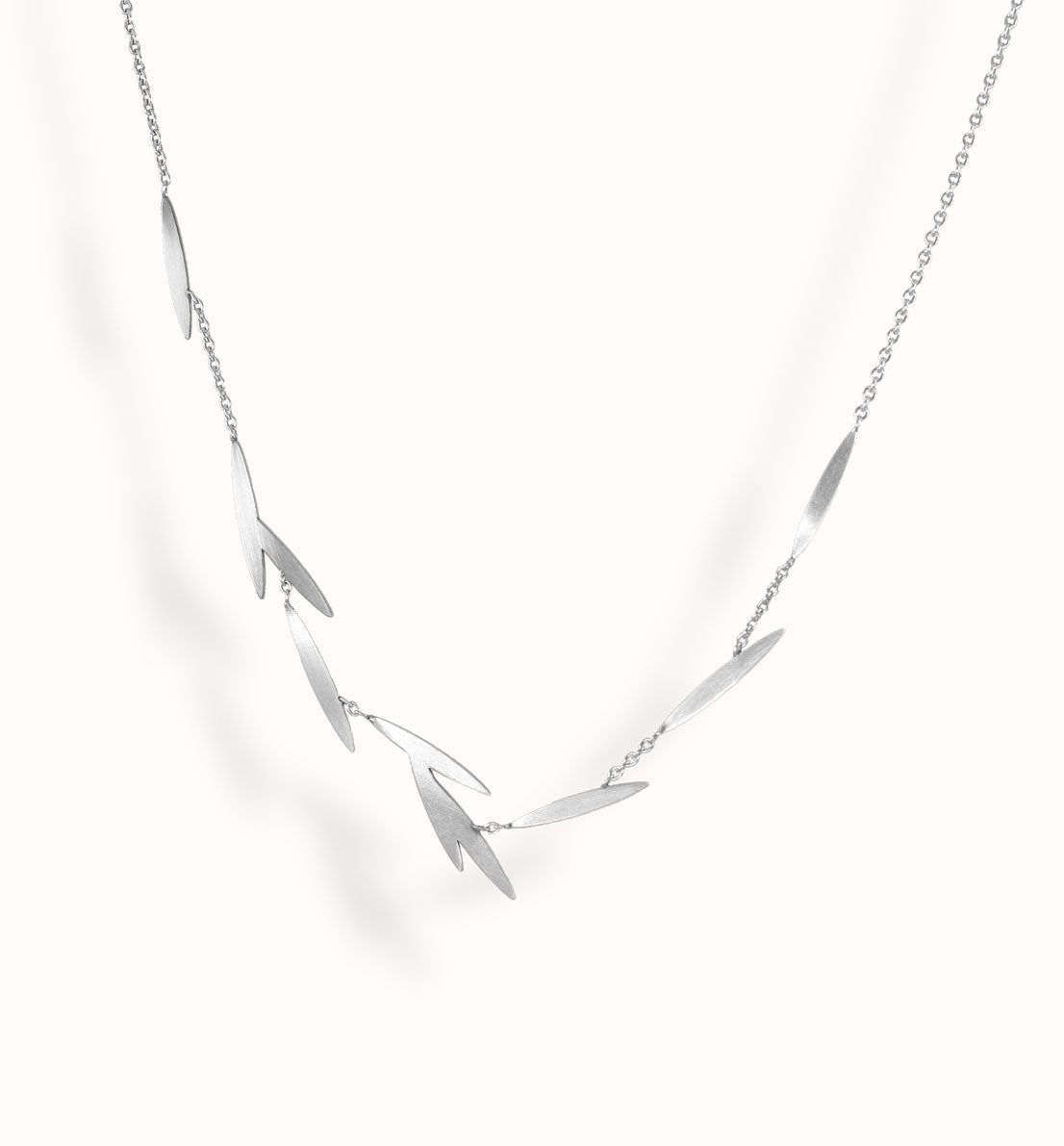 Un bijou unique de créateur. Un collier en argent massif avec des motifs de feuille sur une chaine, inspiré des graines de graminée. Les bijoux Histoire Botanique sont fabriqués par un artisan français.